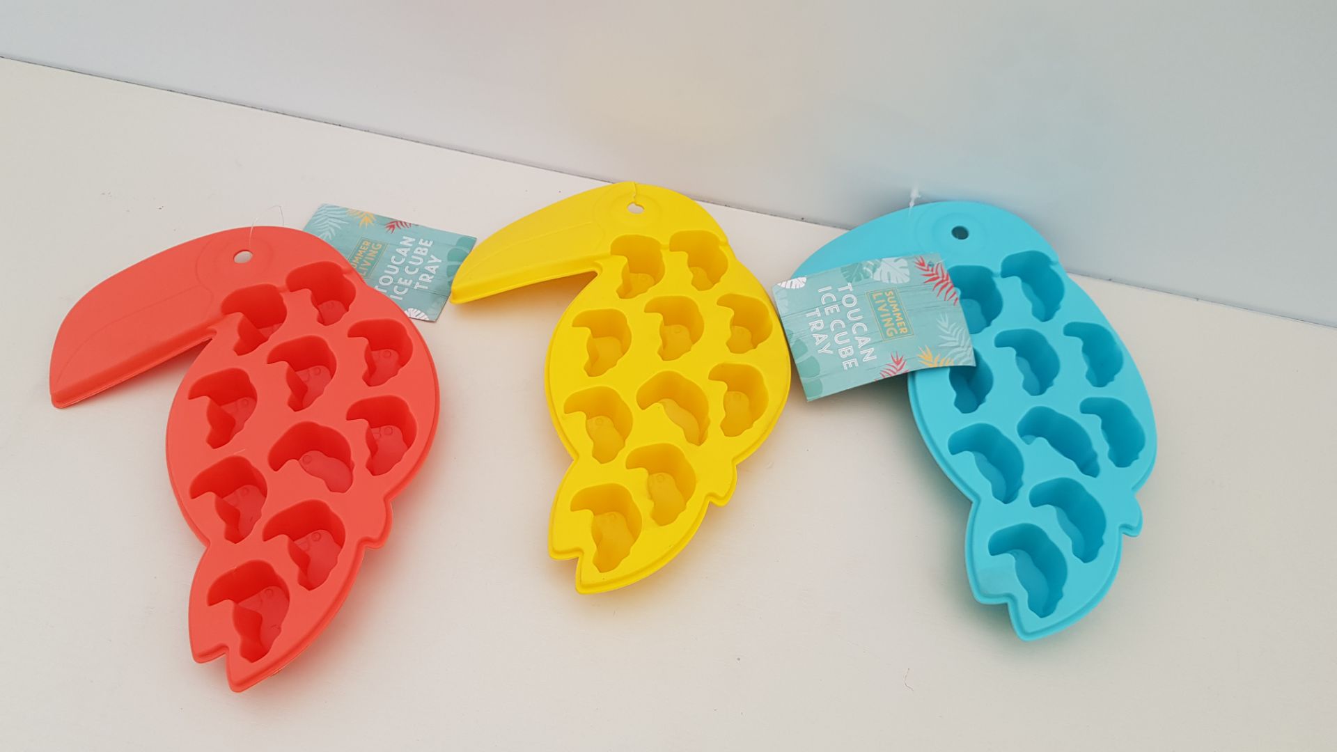 192 X BRAND NEW BOXED SUMMER LIVING SILICAN TOUCAN SHAPED ICE CUBE TRAY IN VARIOUS COLOURS IE