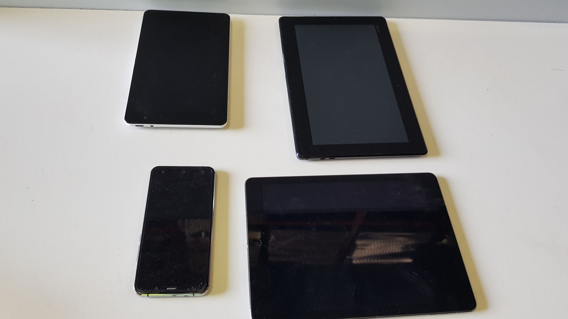 4 PIECE SPARES LOT CONTAINING 1 X APPLE IPAD AIR TABLET 1 X ASUS T100T 10 TABLET 1 X DELL TABLET 1 X