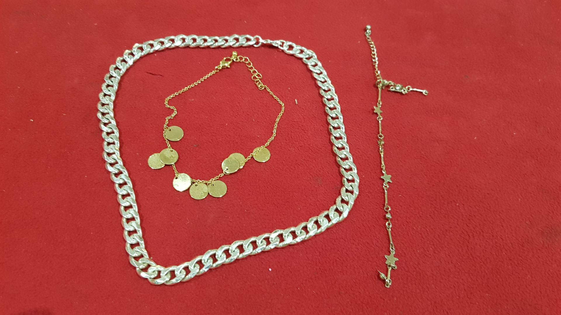 3 PIECE ASSORTED JEWELLERY LOT CONTAINING 1 X SILVER COLOURED CHAIN NECKLACE, 1 X GOLD COLOURED