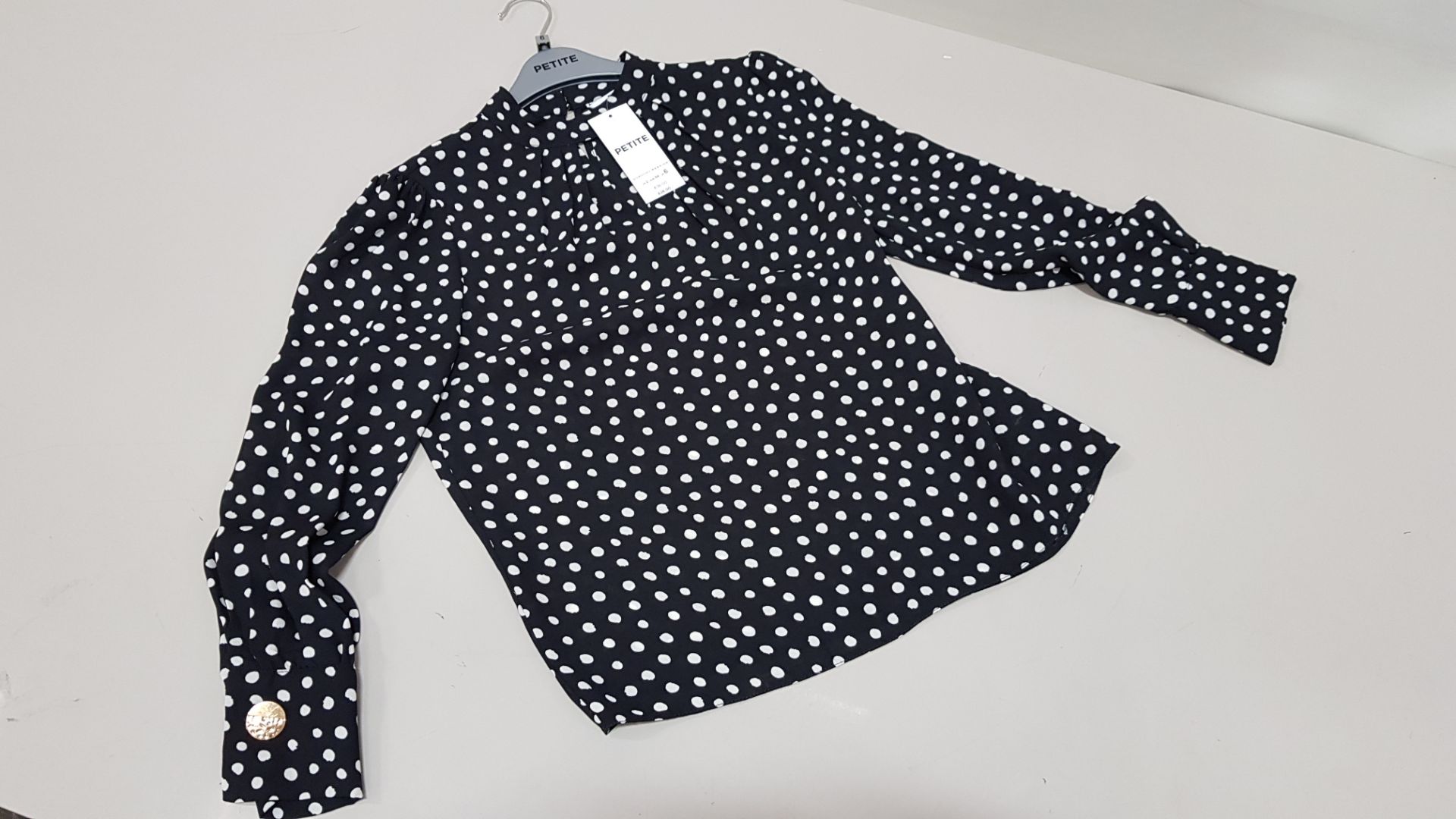 12 X BRAND NEW DOROTHY PERKINS PETITE BLACK AND WHITE DOTTED BLOUSE (SIZE UK 10) RRP £26.00 (TOTAL