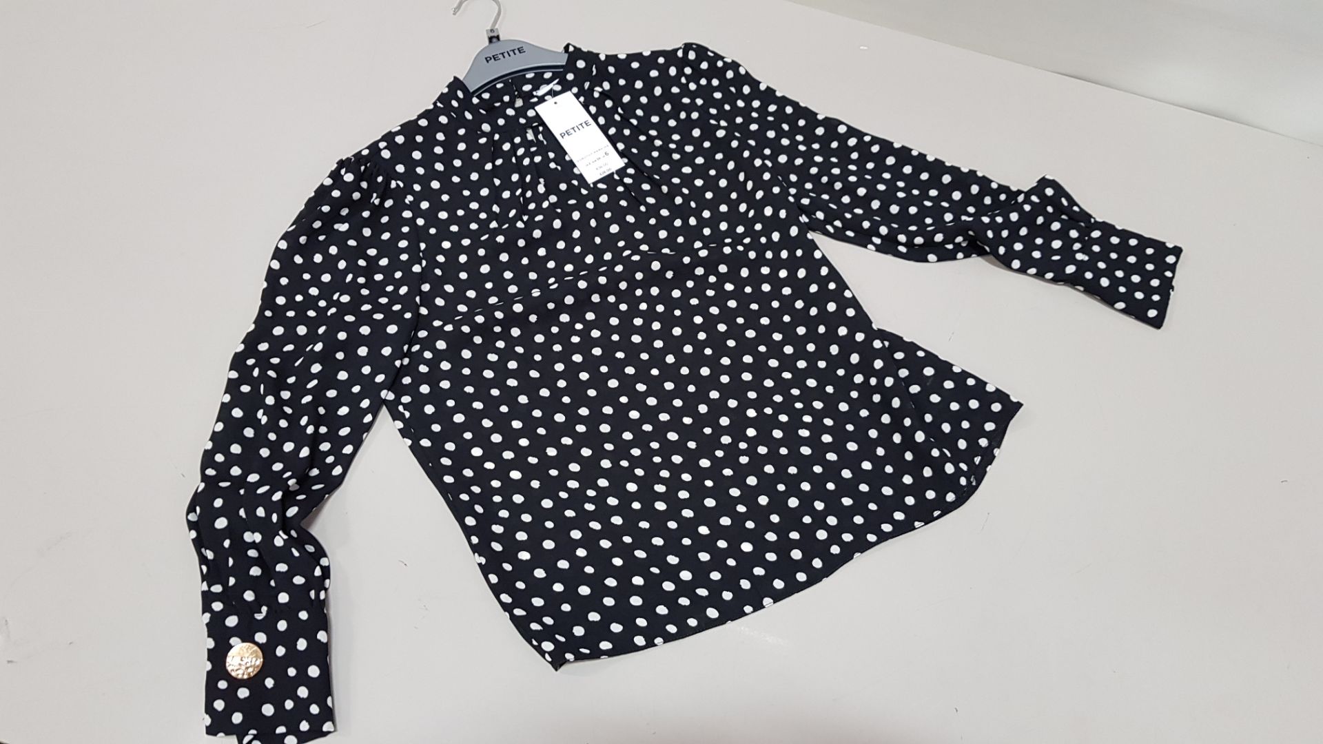 12 X BRAND NEW DOROTHY PERKINS PETITE BLACK AND WHITE DOTTED BLOUSE (SIZE UK 6) RRP £26.00 (TOTAL