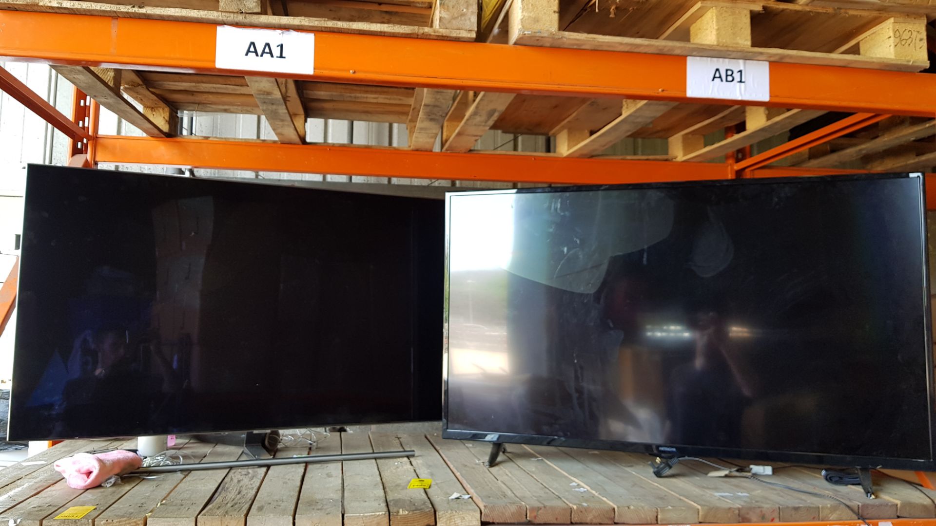 2 PIECE TV LOT CONTAINING 1 X HITACHI 55 AND 1 X 55 SAMSUNG TV (PLEASE NOTE BOTH TVS HAVE CRACKED