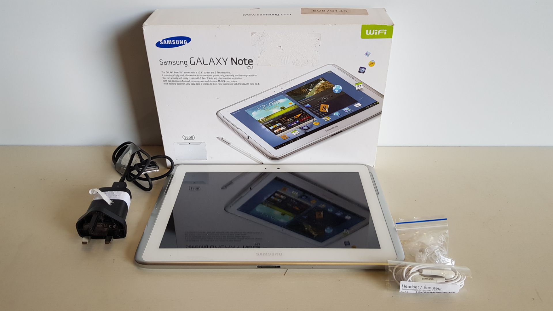 BOXED SAMSUNG NOTE TABLET 10 SCREEN 16GB STORAGE - WITH EARPHONES, S PEN AND CHARGER