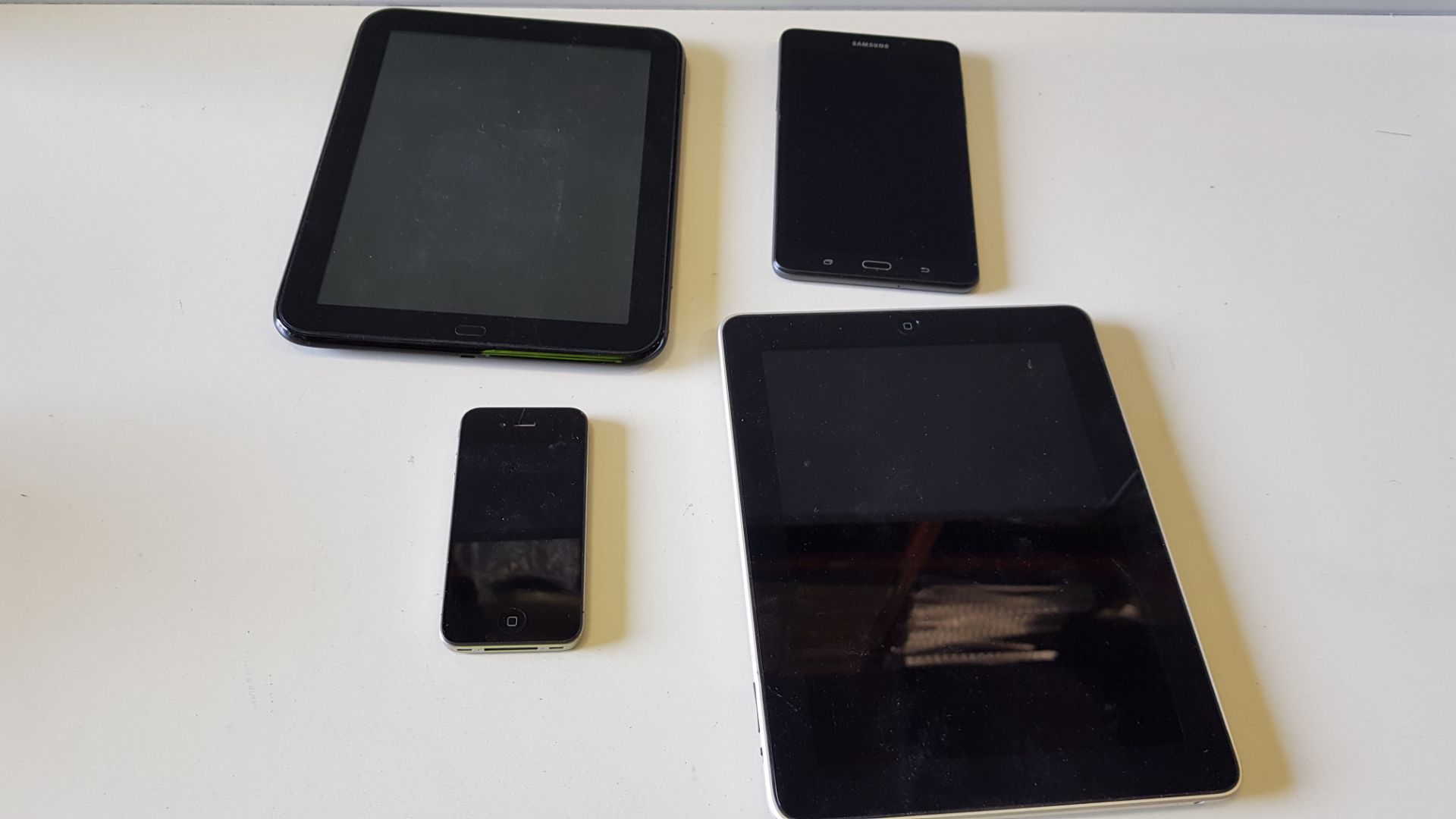 4 PIECE SPARES LOT CONTAINING 1 X APPLE IPAD TABLET 1 X SAMSUNG TABLET 1 X HP 10 TABLET 1 X APPLE