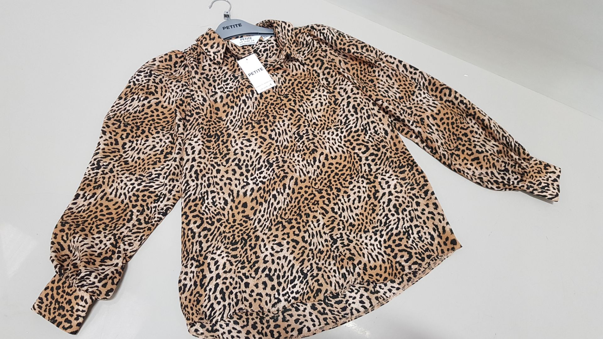 20 X BRAND NEW DOROTHY PERKINS PETITE LEOPARD PRINT BUTTONED LONG SLEEVE SHIRTS UK SIZE 8, 6 AND