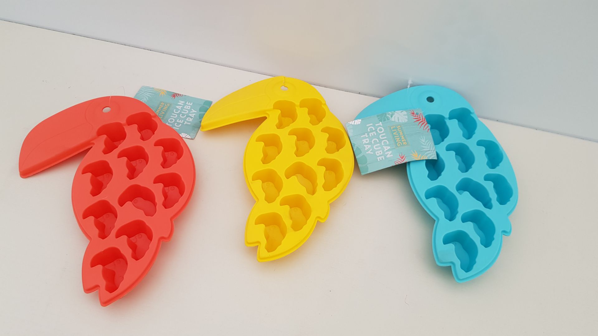 192 X BRAND NEW BOXED SUMMER LIVING SILICON TOUCAN SHAPED ICE CUBE TRAY IN VARIOUS COLOURS IE