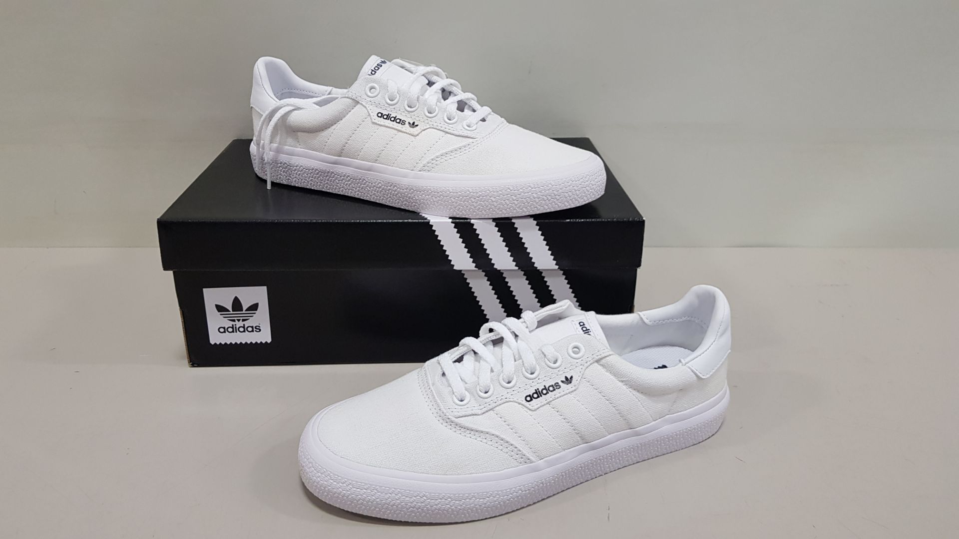 5 X BRAND NEW ADIDAS ORIGINALS 3MC IN TRIPLE WHITE UK SIZE 7 (PLEASE NOTE SOME SHOES ARE MARKED