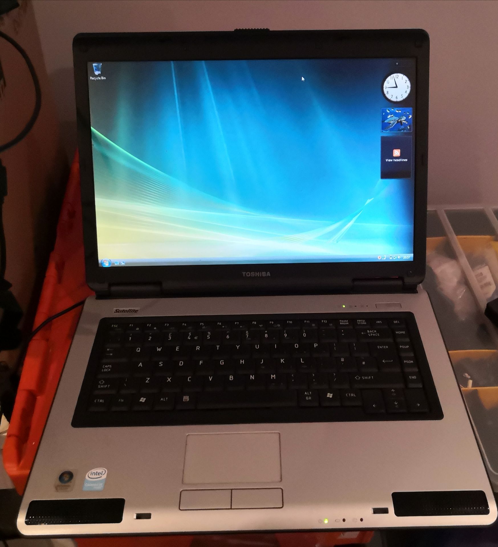 TOSHIBA L40 LAPTOP WINDOWS VISTA - WITH CHARGER - Image 2 of 2