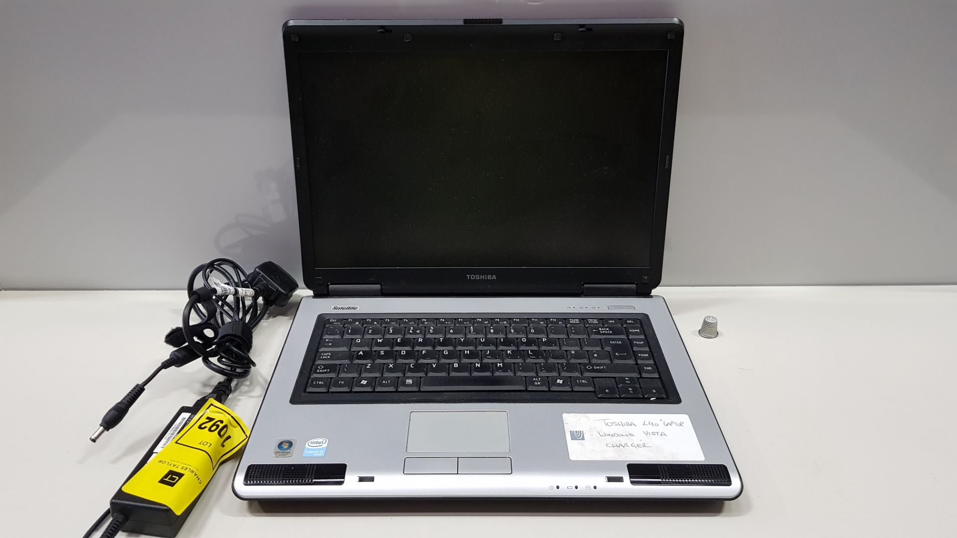 TOSHIBA L40 LAPTOP WINDOWS VISTA - WITH CHARGER