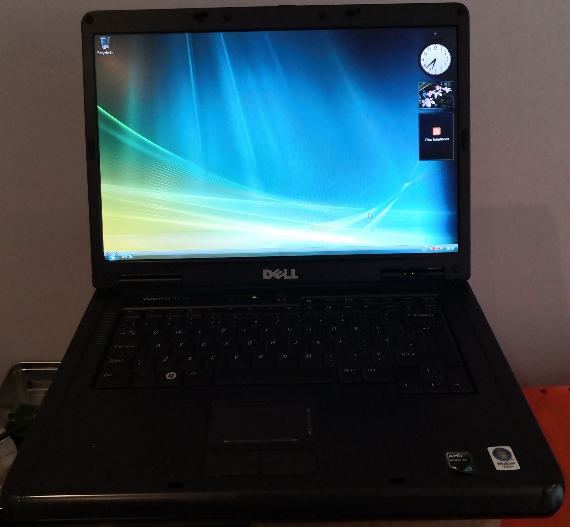 DELL VOSTRO V1000 LAPTOP WINDOWS VISTA BUSINESS NO BATTERY - WITH CHARGER - Image 2 of 2