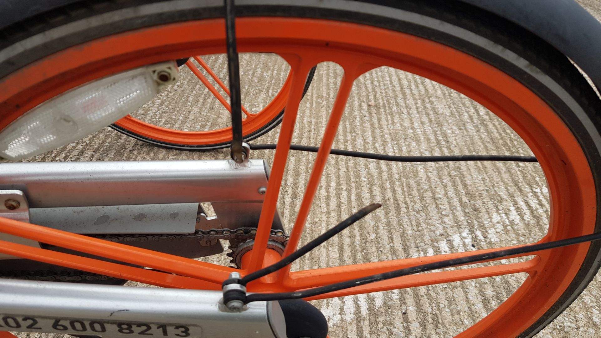 2 X SLIGHTLY DAMAGED ORANGE & SILVER CITY / CAMPING BICYCLES - ROBUST ALUMINIUM 19 X 48 FRAME, SOLID - Image 4 of 6
