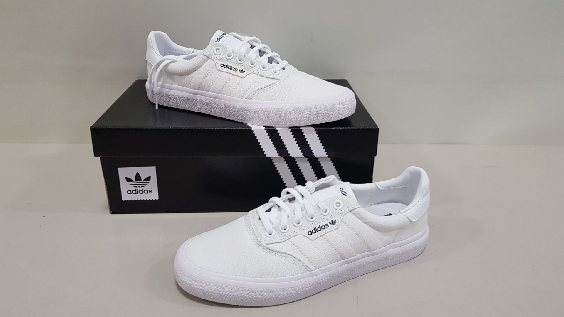 6 X BRAND NEW ADIDAS ORIGINALS 3MC IN TRIPLE WHITE UK SIZE 7 (PLEASE NOTE 1 BOX IS DAMAGED AND