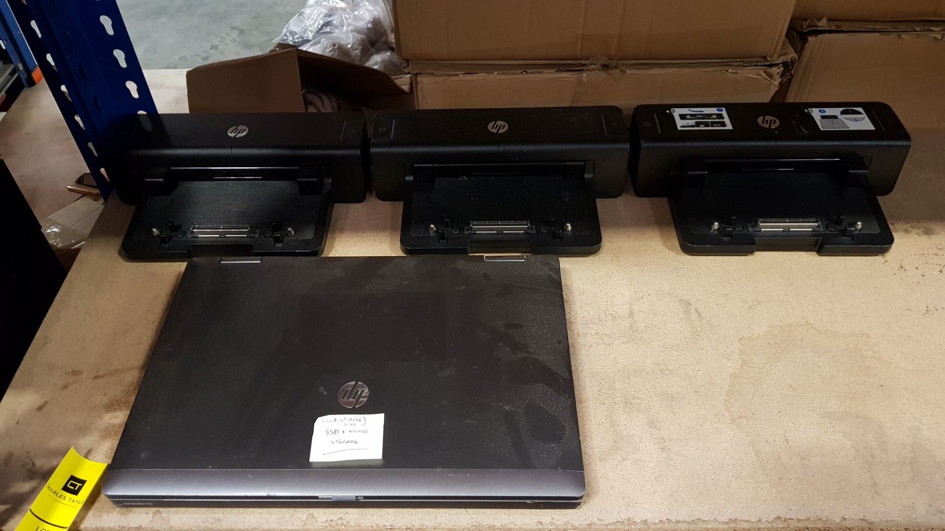 4 PIECE IT LOT CONTAINING 3 X HP DOCKING STATION (SERIAL : CNU315XWMY) AND 1 X HP PROBOOK 6465B