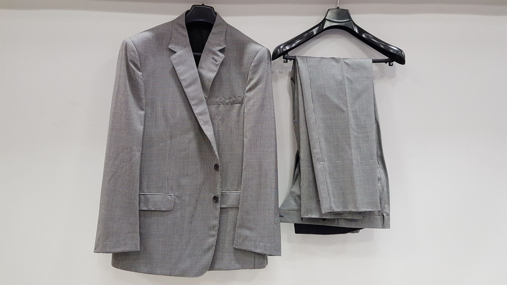 3 X BRAND NEW LUTWYCHE HAND TAILORED LIGHT GREY PATTERNED SUITS SIZE 44L 40L AND 46R (PLEASE NOTE