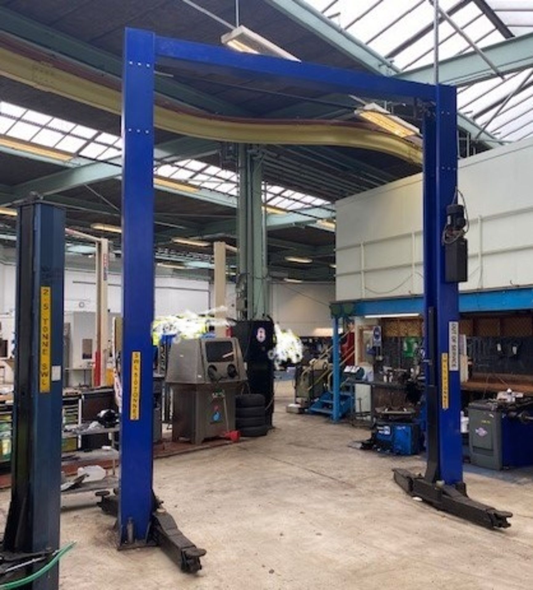 (ITEM IS LOCATED IN PRESTON AND WILL NEED DECOMMISSIONING) - SF/9025 5T HEAVY DUTY POST LIFT FOR