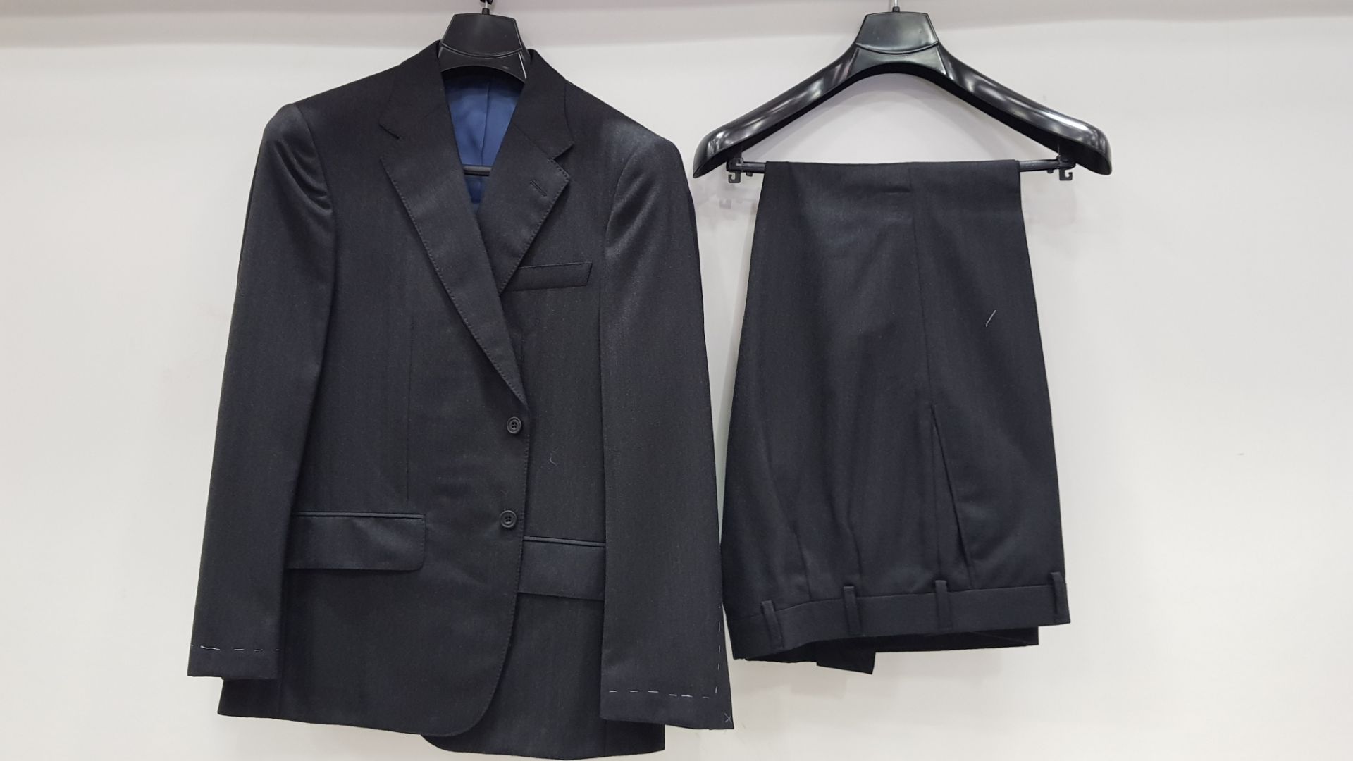 3 X BRAND NEW LUTWYCHE HAND TAILORED CHARCOAL PETTERNED SUITS SIZE 40R (PLEASE NOTE SUITS ARE NOT