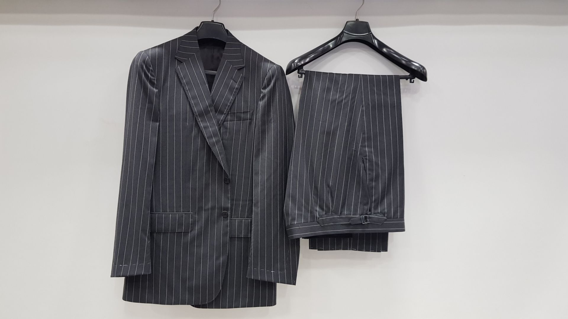 3 X BRAND NEW LUTWYCHE HAND TAILORED GREY PINSTRIPED AND CHARCOAL PINSTRIPRF SUITS SIZE 38R, 46R AND