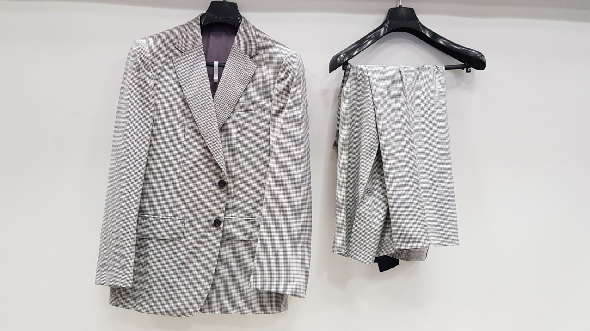 3 X BRAND NEW LUTWYCHE HAND TAILORED LIGHT GREY PATTERNED SUITS SIZE 38R AND 46R (PLEASE NOTE