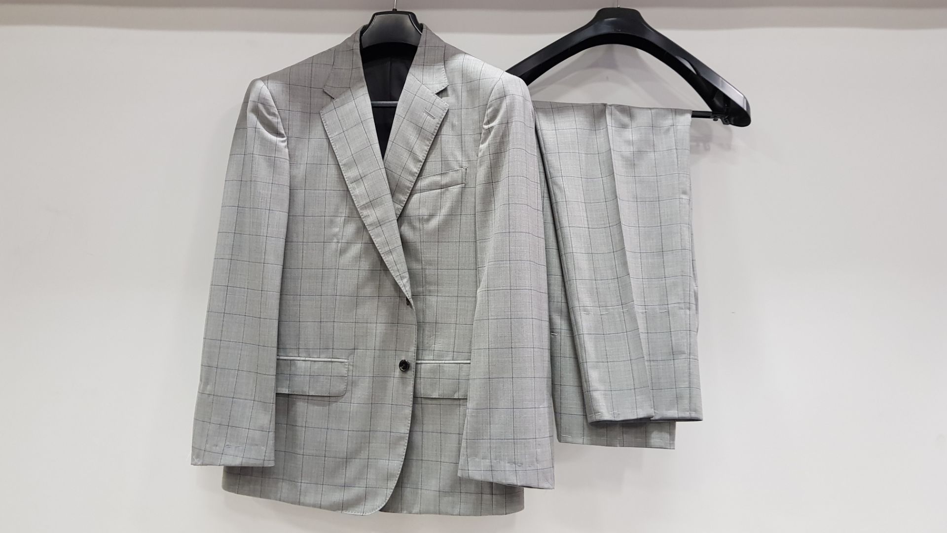 3 X BRAND NEW LUTWYCHE HAND TAILORED GREY CHEQUERED SUITS SIZE 40R, 38S AND 44R (PLEASE NOTE SUITS