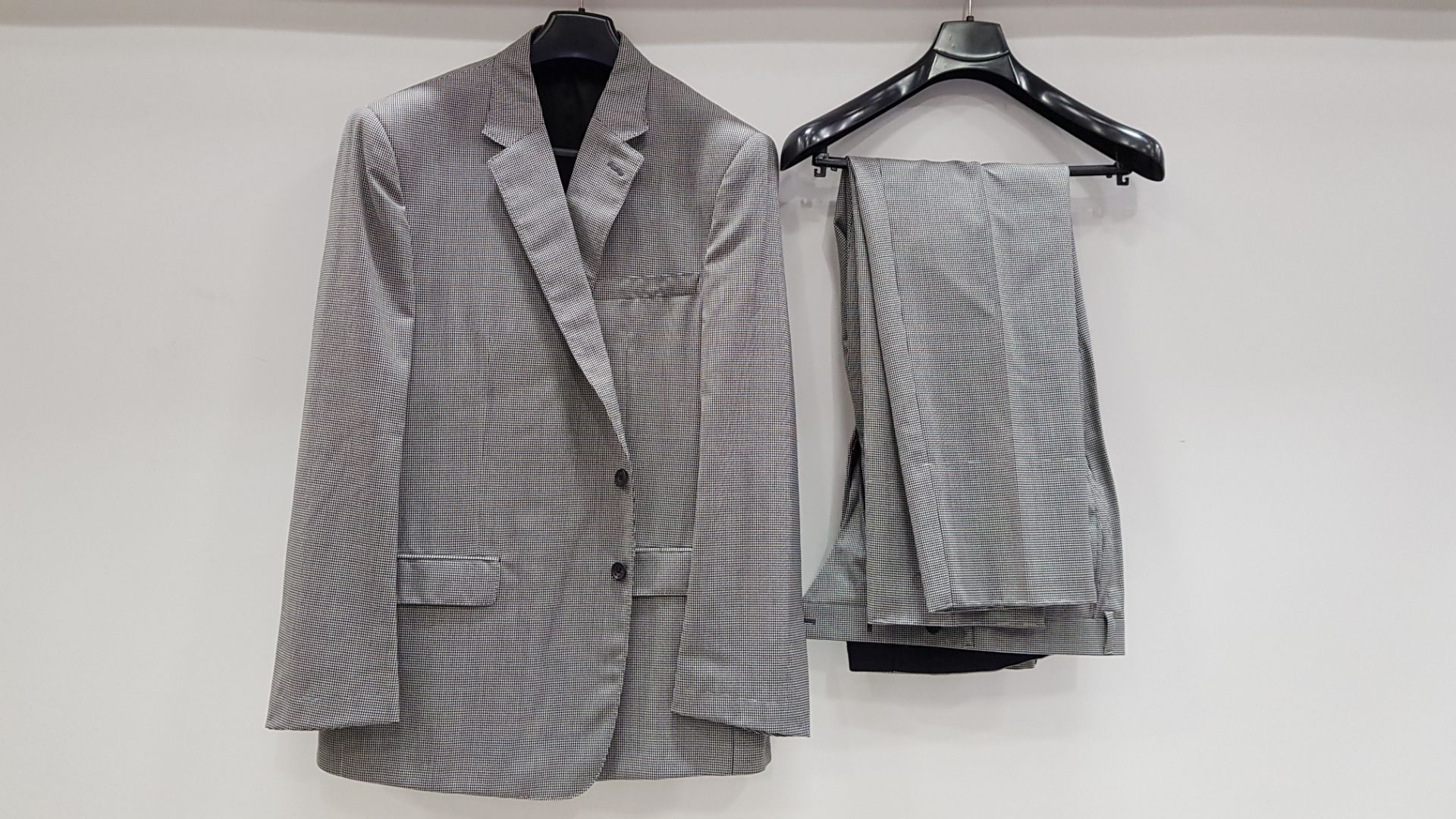 3 X BRAND NEW LUTWYCHE HAND TAILORED LIGHT GREY PATTERNED SUITS SIZE 44R AND 46L (PLEASE NOTE