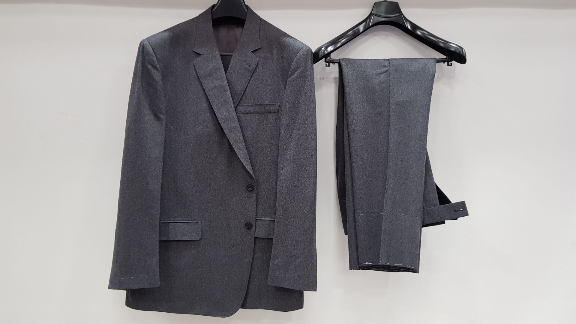 3 X BRAND NEW LUTWYCHE HAND TAILORED GREY PLAIN SUITS SIZE 40R, 44R AND 46R (PLEASE NOTE SUITS ARE