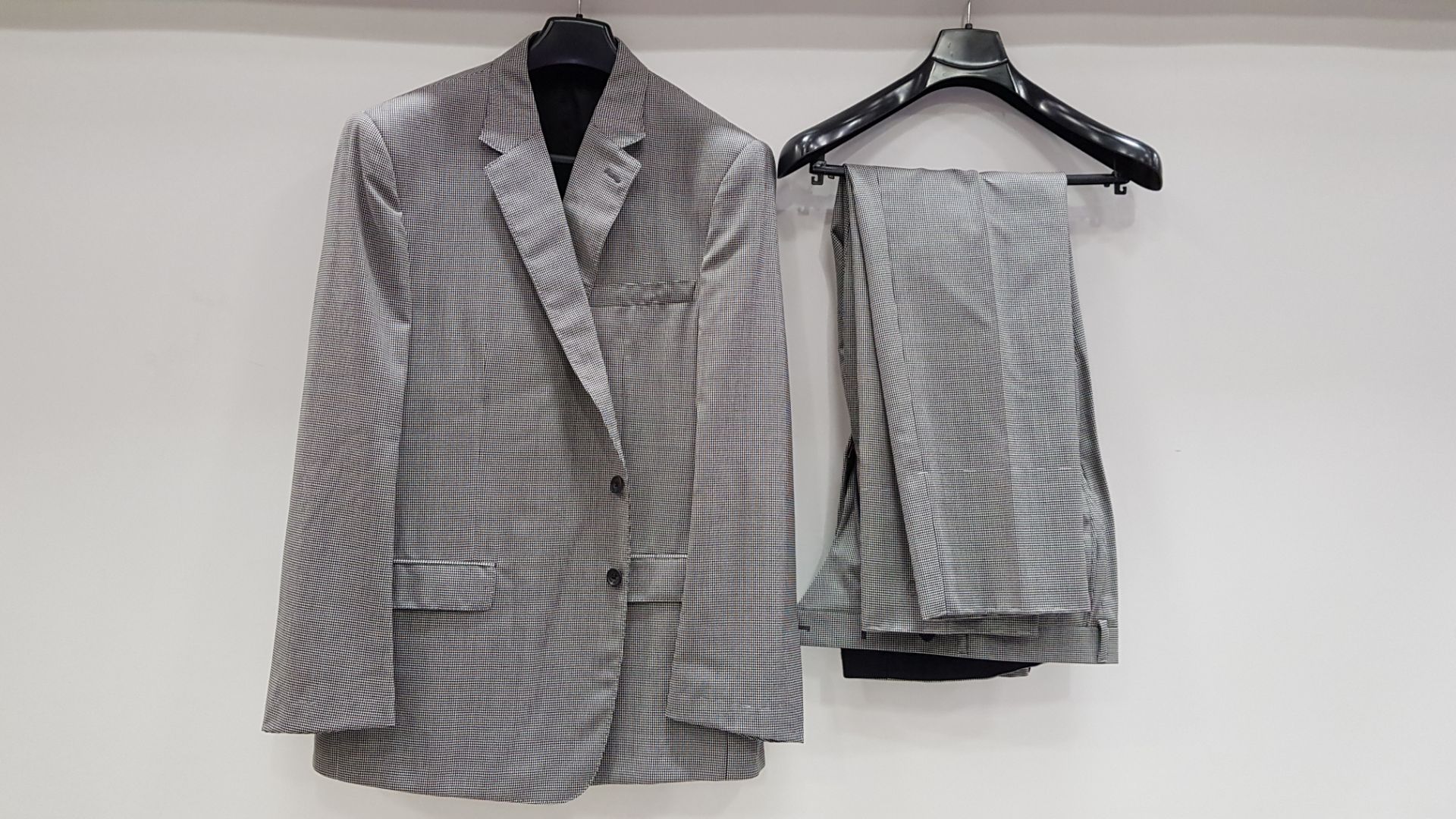 3 X BRAND NEW LUTWYCHE HAND TAILORED LIGHT GREY PATTERNED SUITS SIZE 42S, 42L AND 40S (PLEASE NOTE