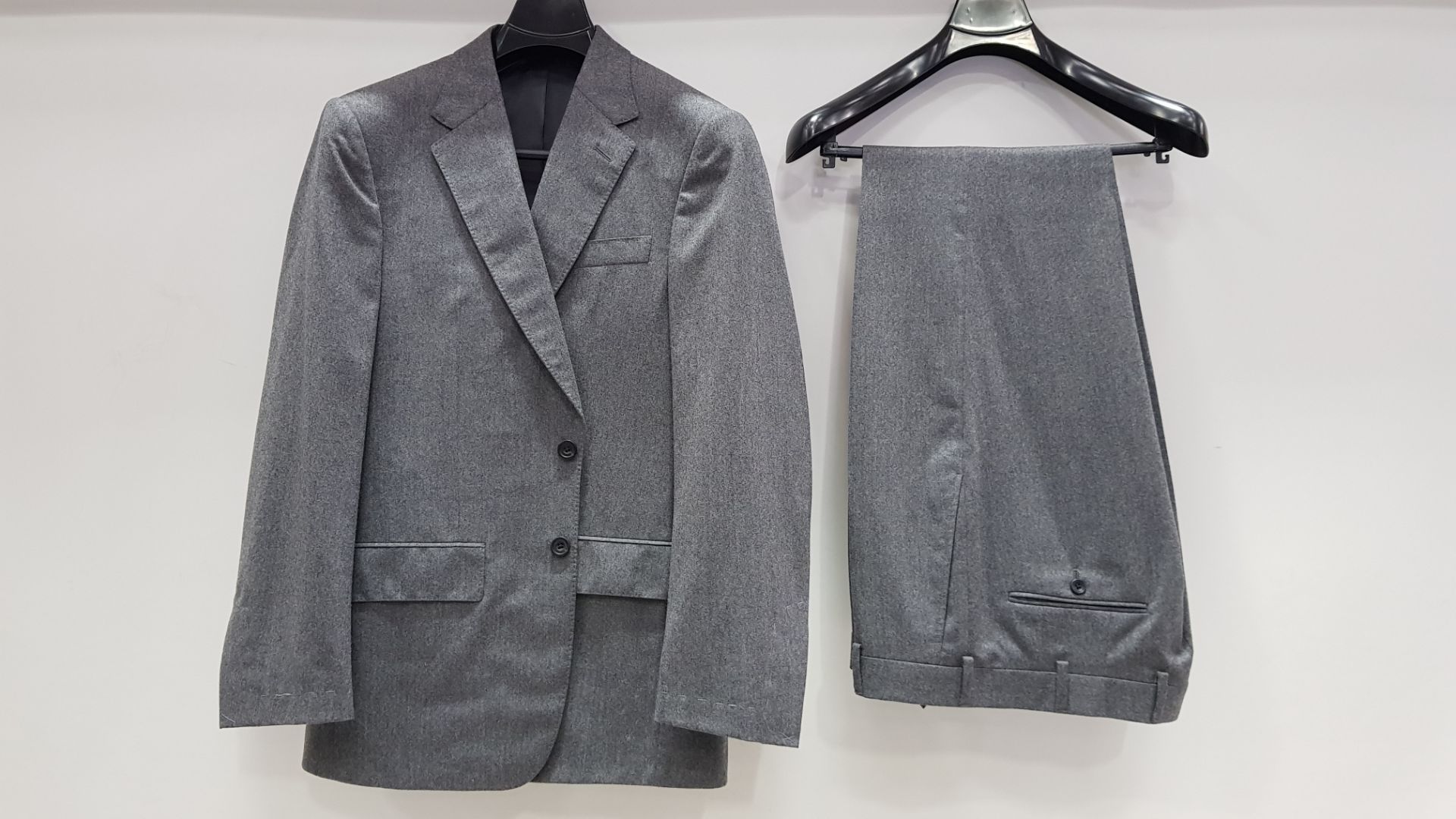 3 X BRAND NEW LUTWYCHE HAND TAILORED SUTS IN VARIOIS SHADED OF GREY SIZE 40R AND 46R (PLEASE NOTE