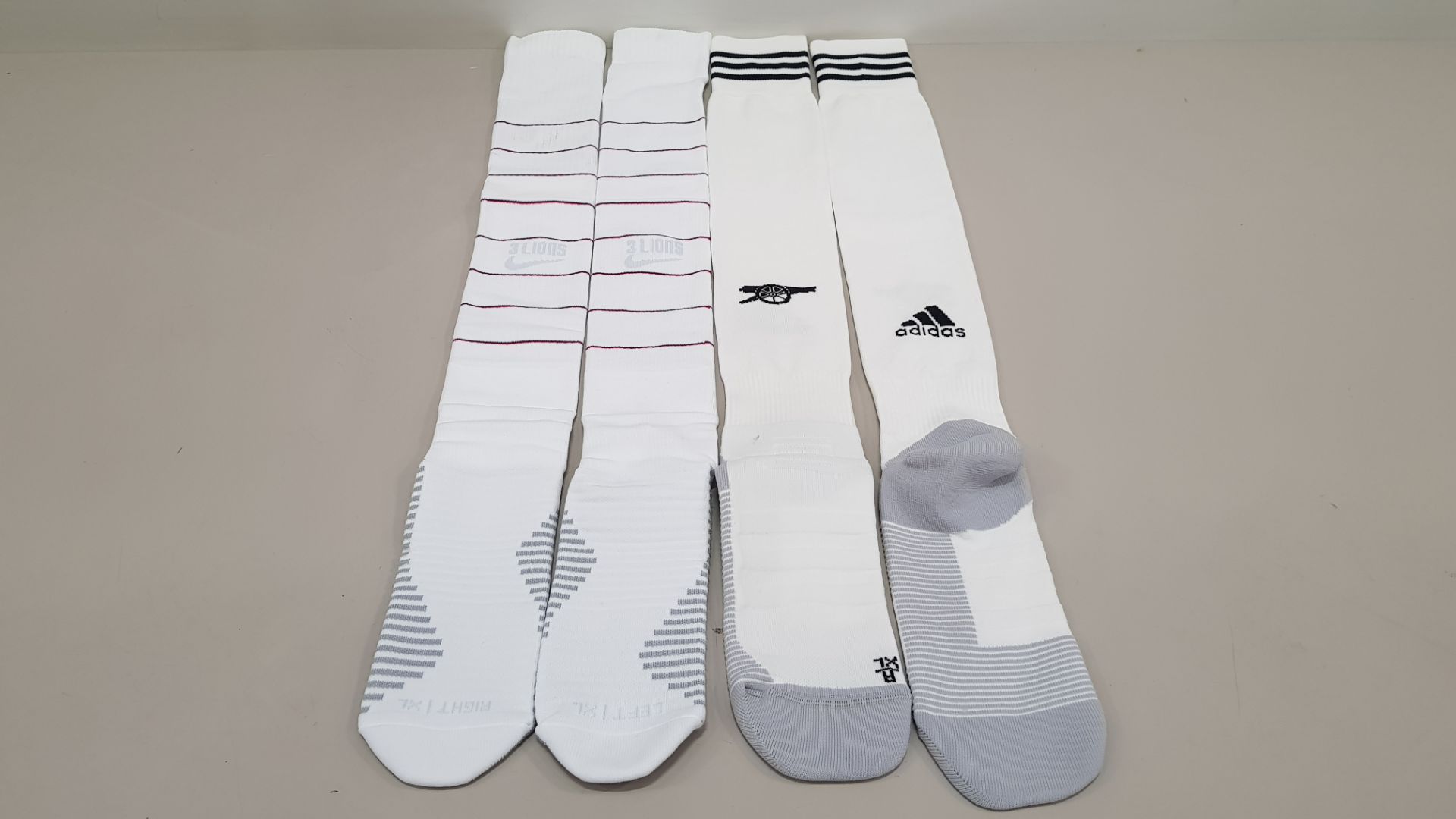 22 PIECE MIXED FOOTBALL SOCK OT CONTAINING 19 X ENGLAND FOOTBALL SOCKS AND 3 X ARSENAL FOOTBALL