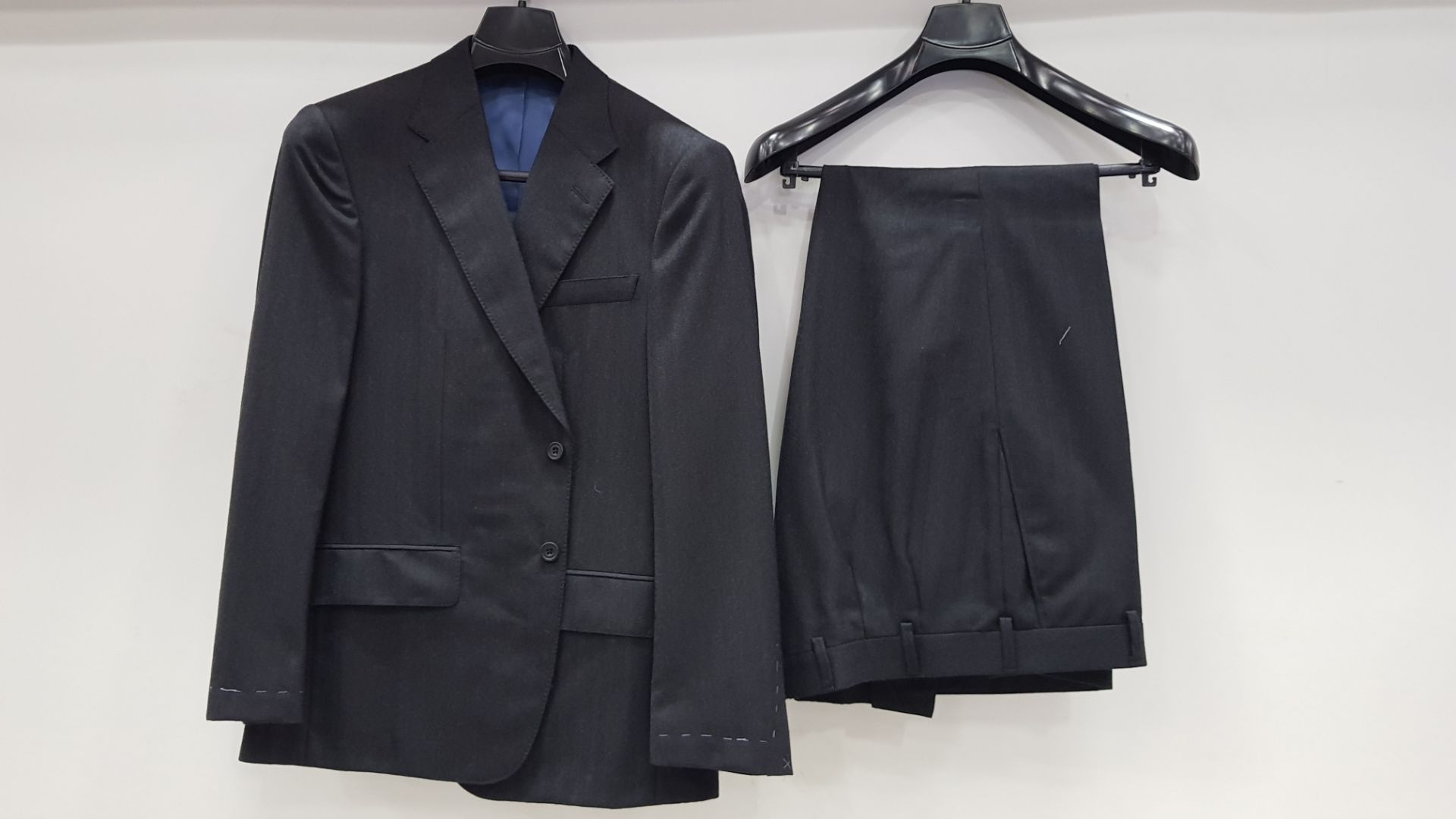 3 X BRAND NEW LUTWYCHE HAND TAILORED CHARCOAL PETTERNED SUITS SIZE 40S AND 46R (PLEASE NOTE SUITS