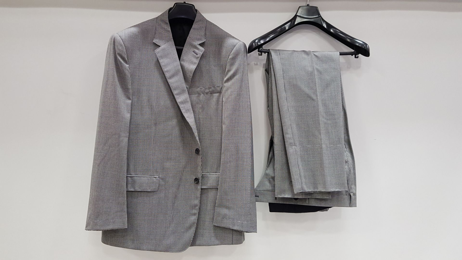 3 X BRAND NEW LUTWYCHE HAND TAILORED LIGHT GREY PATTERNED SUITS SIZE 38L AND 42R (PLEASE NOTE