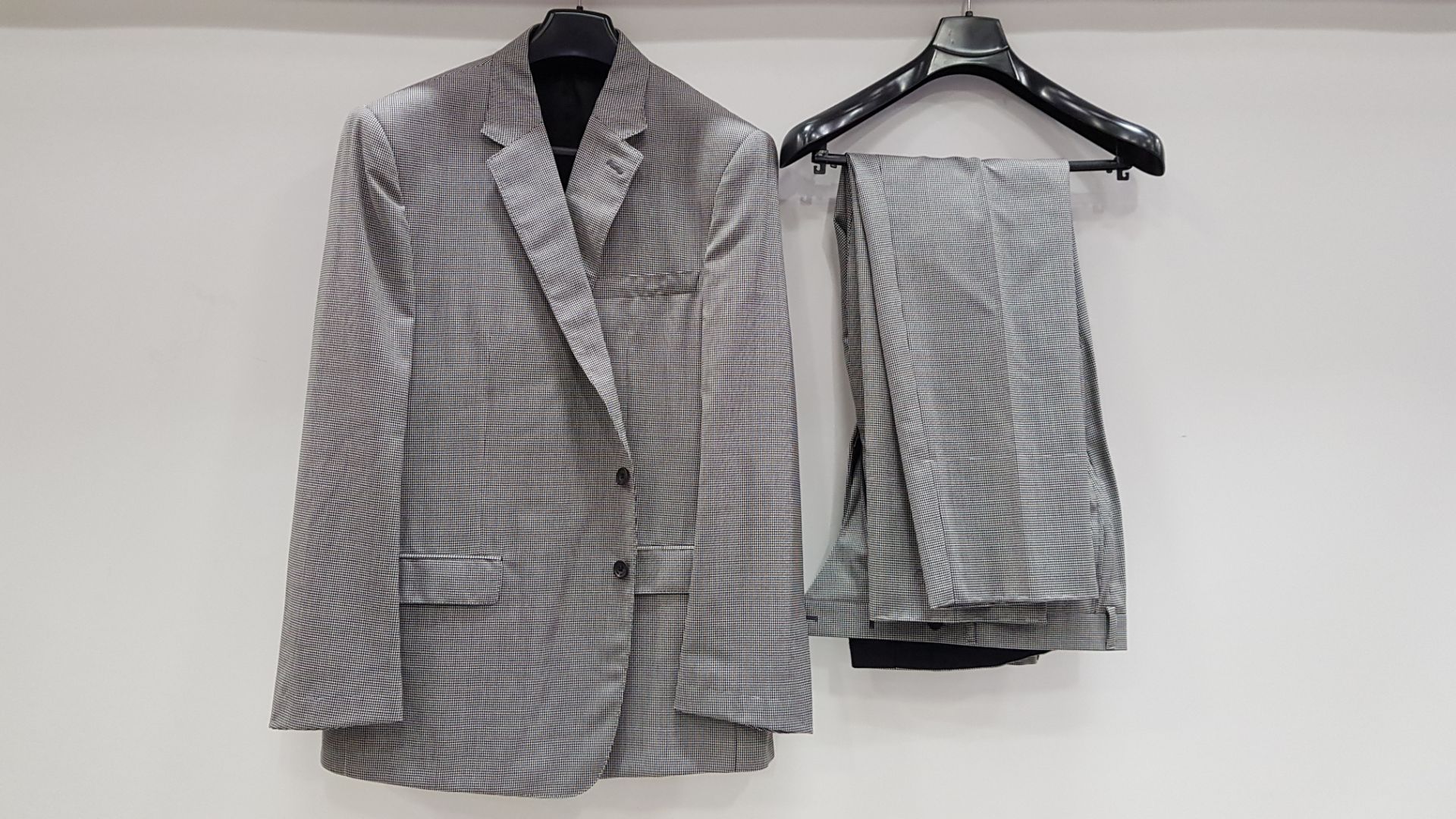 3 X BRAND NEW LUTWYCHE HAND TAILORED LIGHT GREY PATTERNED SUITS SIZE 40R, 50R AND 38S (PLEASE NOTE