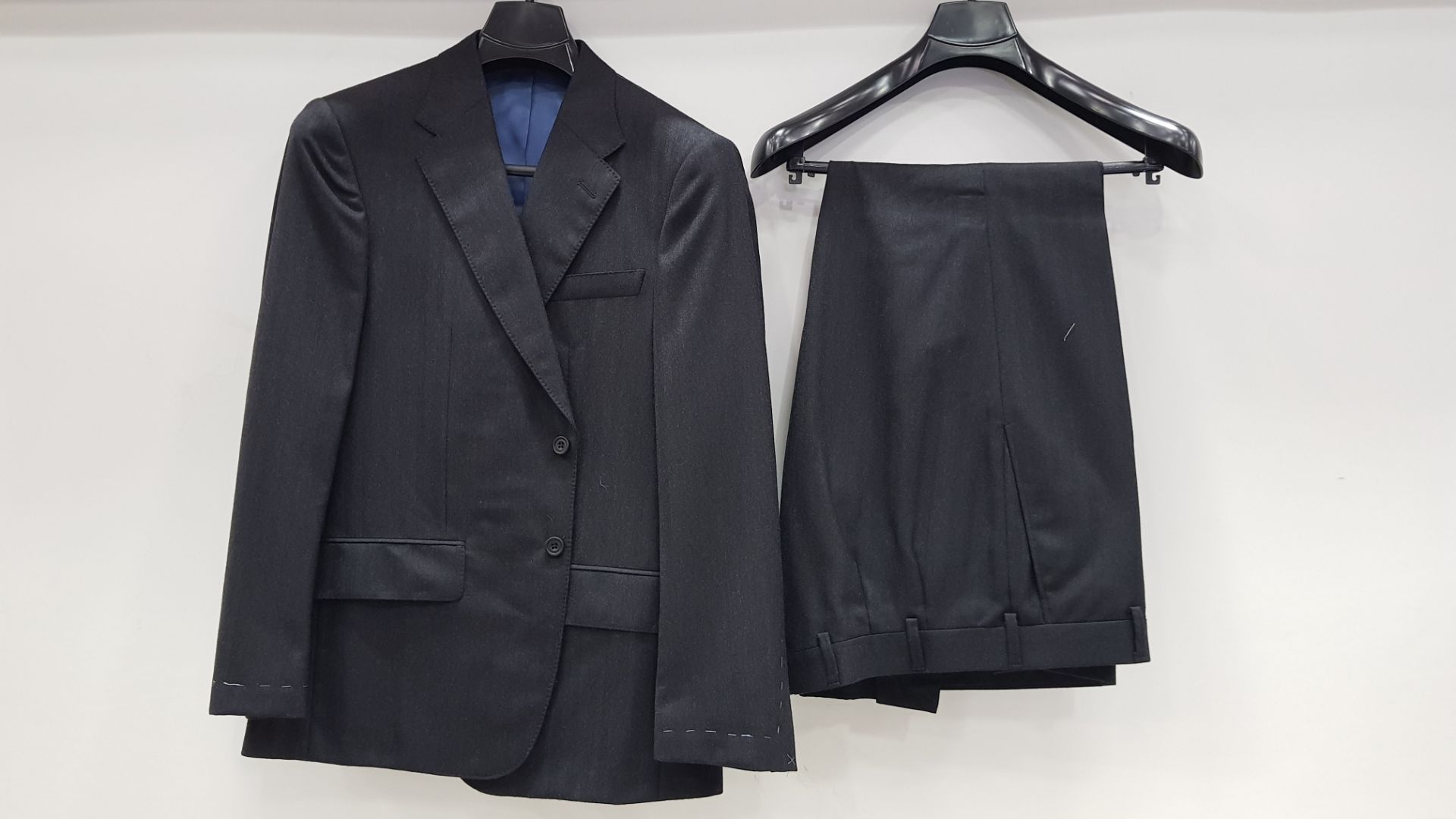 3 X BRAND NEW LUTWYCHE HAND TAILORED CHARCOAL PETTERNED SUITS SIZE 42R AND 50R (PLEASE NOTE SUITS