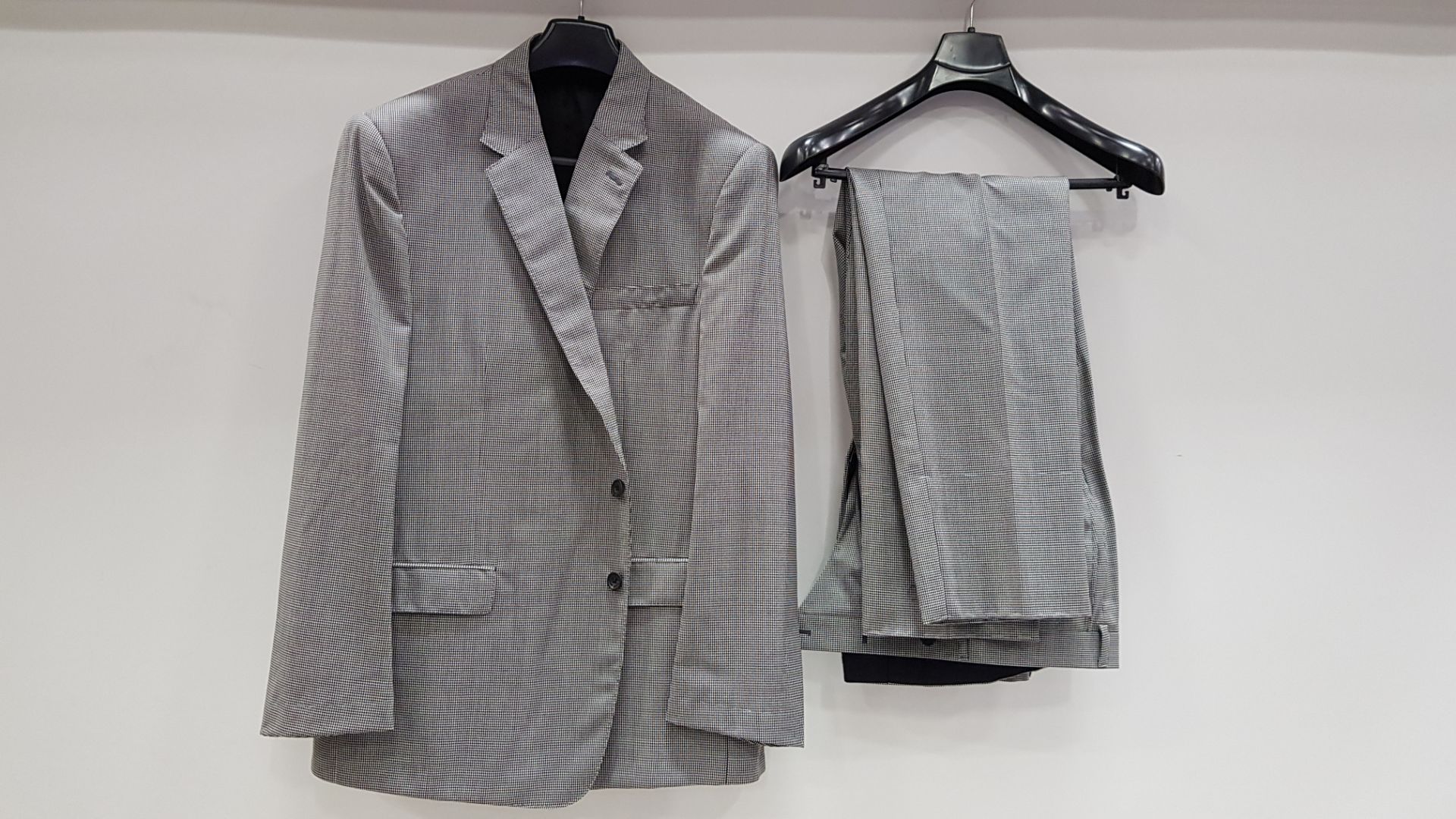 3 X BRAND NEW LUTWYCHE HAND TAILORED LIGHT GREY PATTERNED SUITS SIZE 42L AND 50R (PLEASE NOTE