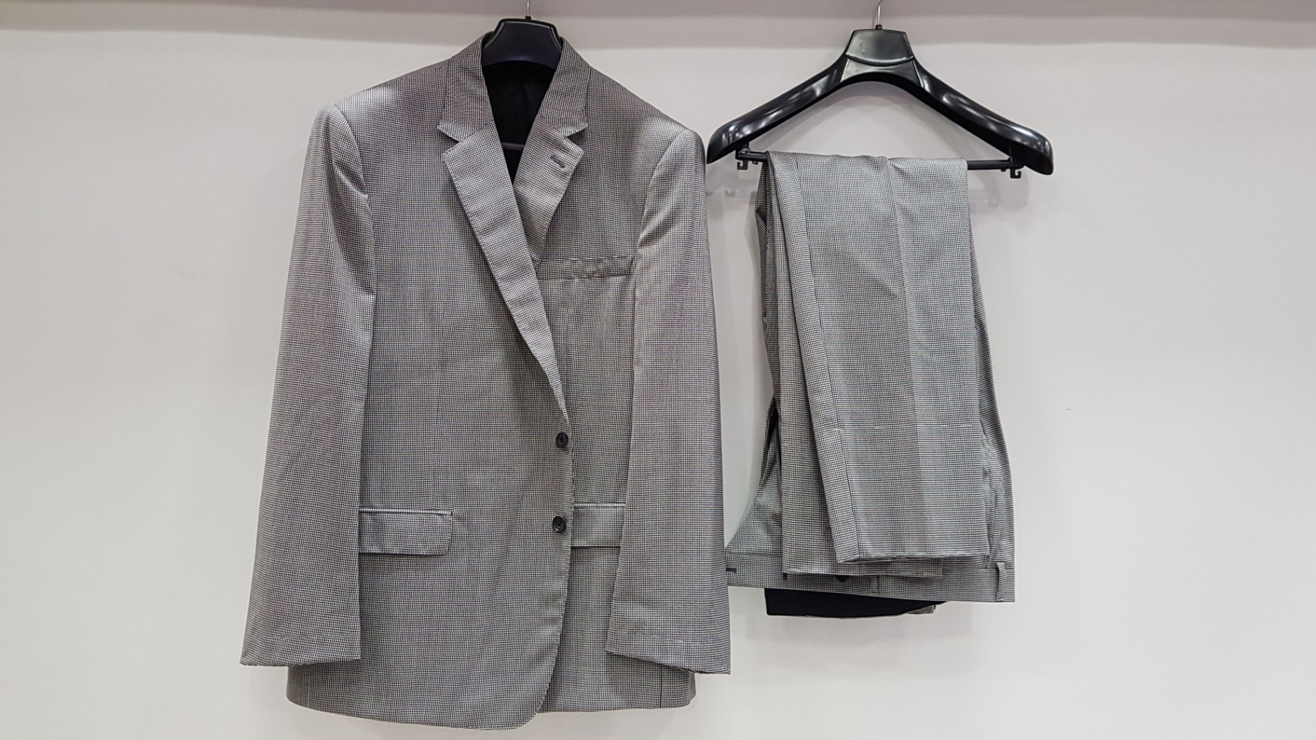 3 X BRAND NEW LUTWYCHE HAND TAILORED LIGHT GREY PATTERNED SUITS SIZE 42L AND 48R (PLEASE NOTE