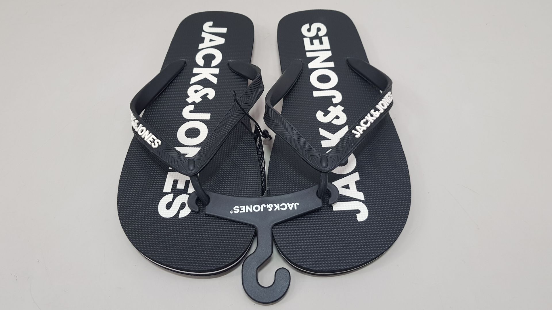 19 X BRAND NEW JACK & JONES FLIP FLOPS SIZE 12 AND 13 RRP £9.00 (TOTAL RRP £171.00)