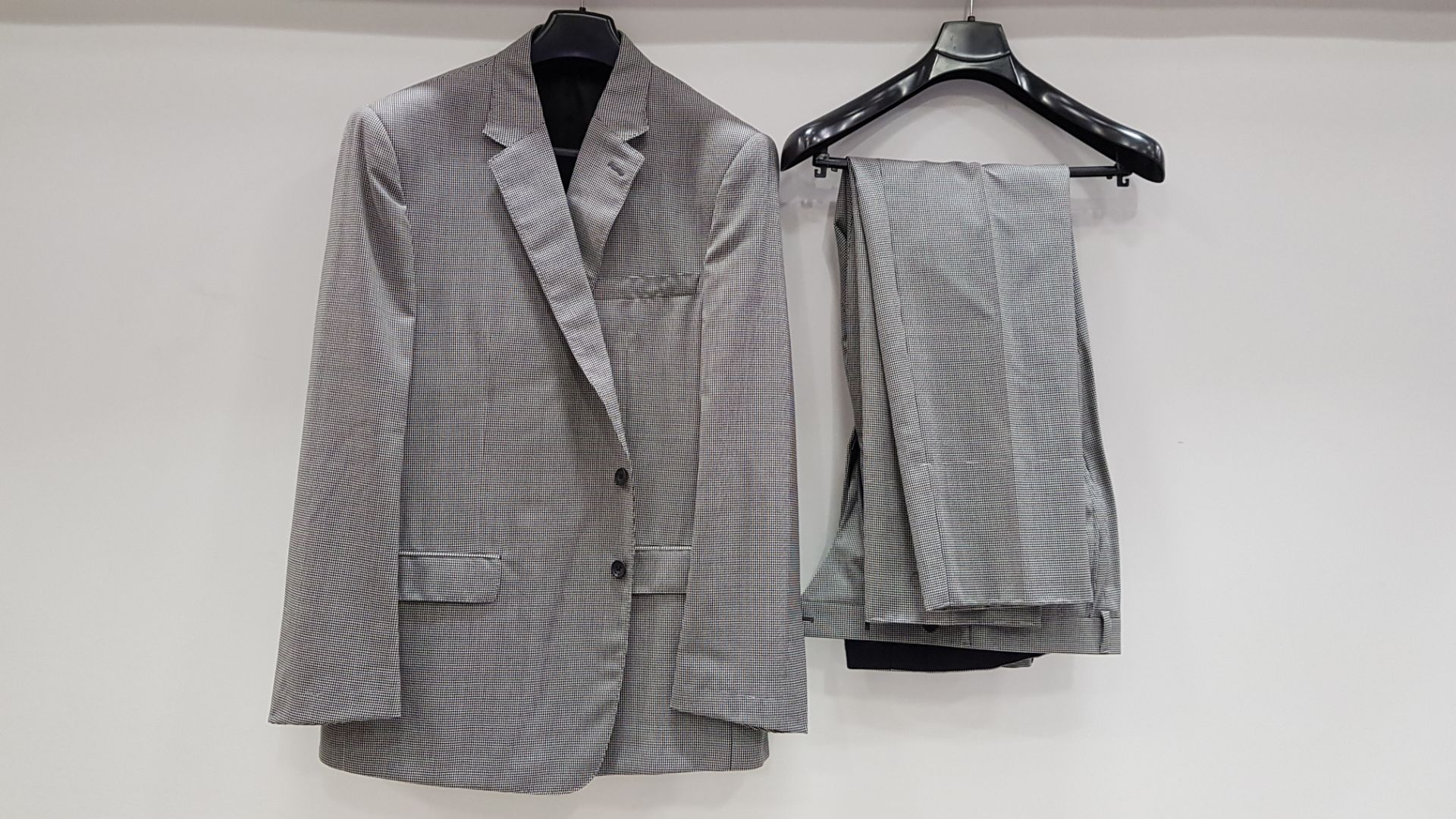 3 X BRAND NEW LUTWYCHE HAND TAILORED LIGHT GREY PATTERNED SUITS SIZE 38L AND 44L (PLEASE NOTE