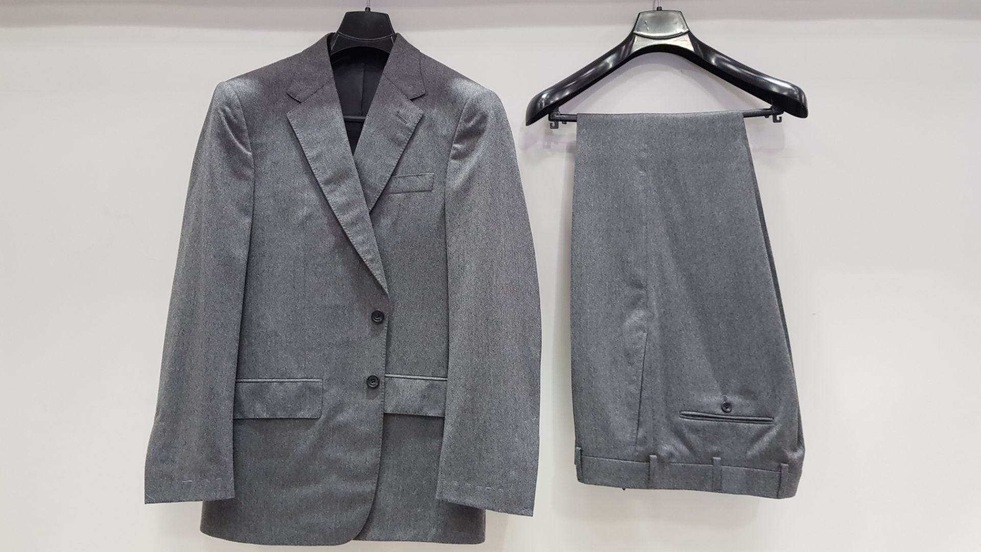 3 X BRAND NEW LUTWYCHE HAND TAILORED SUTS IN VARIOIS SHADED OF GREY (ONLY SIZE STATED 44R) (PLEASE