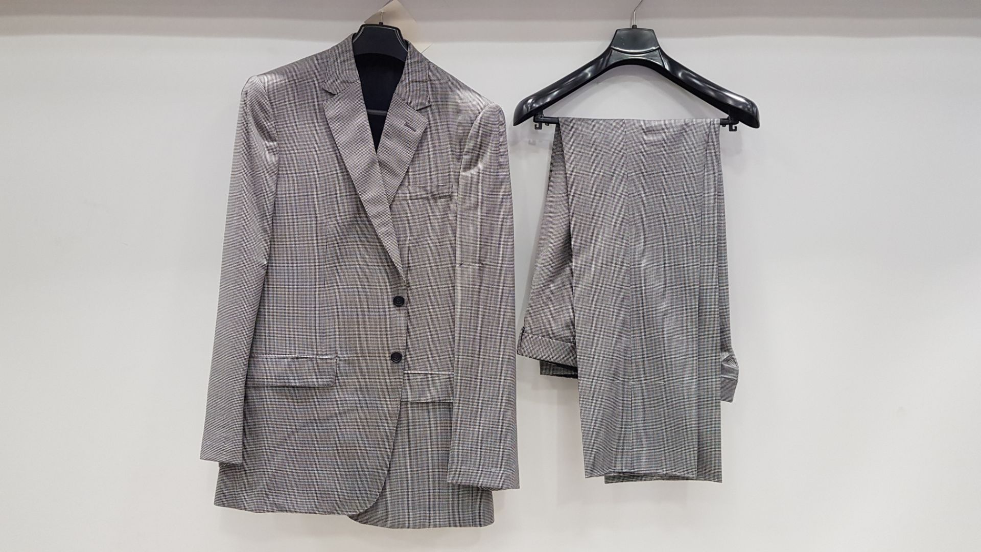 3 X BRAND NEW LUTWYCHE HAND TAILORED LIGHT GREY PATTERNED SUITS SIZE 40R AND 42S (PLEASE NOTE