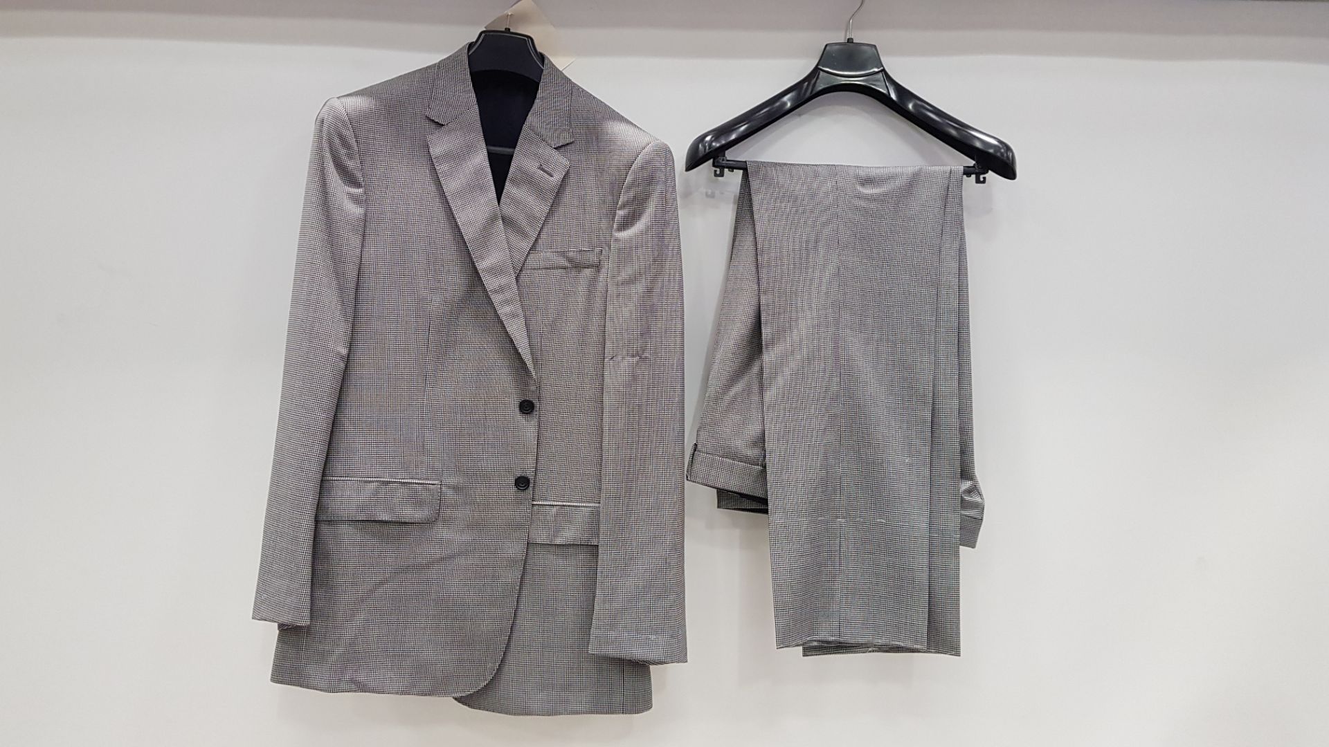 3 X BRAND NEW LUTWYCHE HAND TAILORED LIGHT GREY PATTERNED SUITS SIZE 42R, 44R AND 50R (PLEASE NOTE