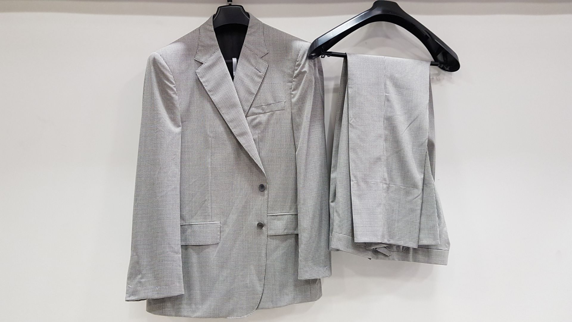 3 X BRAND NEW LUTWYCHE HAND TAILORED GREY & WHITE SUITS SIZE 44R, 48R AND 46R (PLEASE NOTE SUITS ARE
