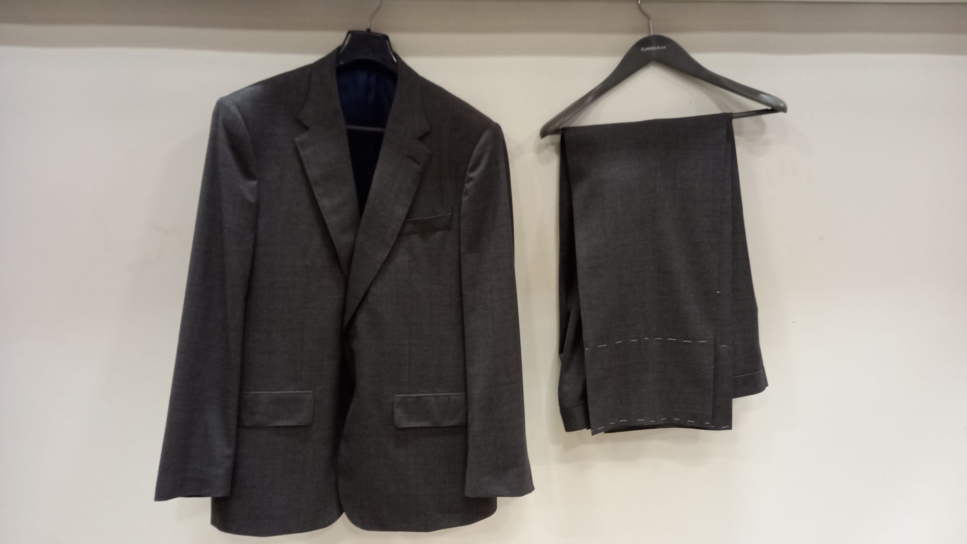 3 X BRAND NEW LUTWYCHE HAND TAILORED DARK GREY PATTERNED SUITS SIZE 40R, 44R AND 46R (PLEASE NOTE