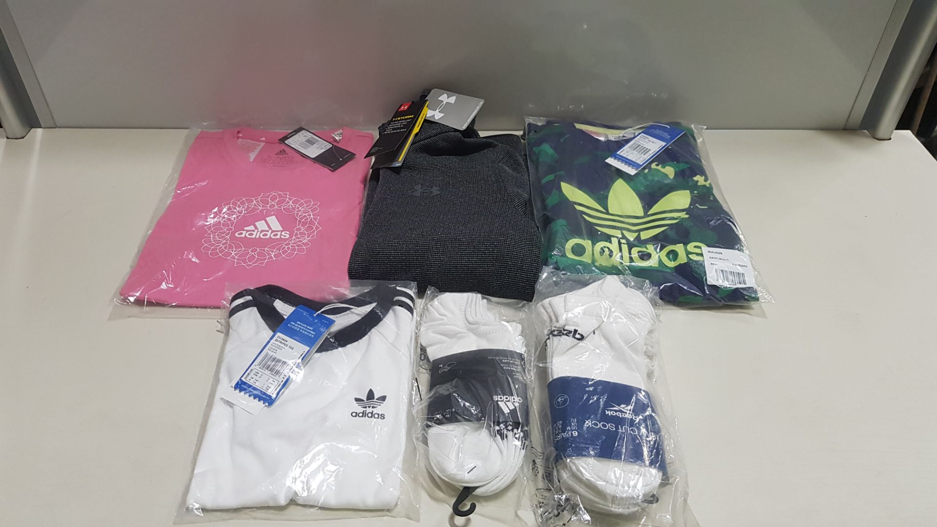 19 PIECE MIXED SPORTS CLOTHING LOT CONTAINING UNDER ARMOUR GREY FLEECE, ADIDAS T SHIRTS, ADIDAS CREW