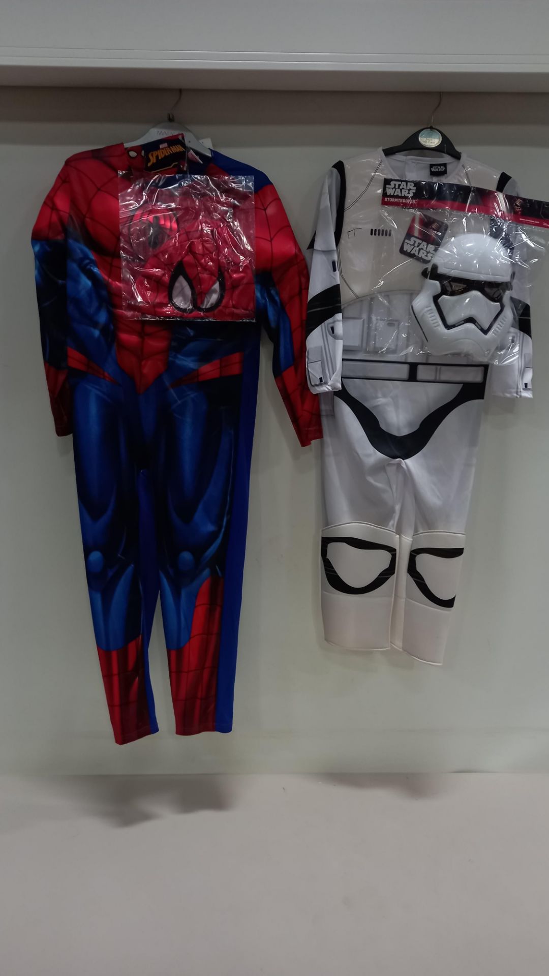 11 X CHILDREN'S FANCY DRESS COSTUMES IE. 9 X SPIDERMAN AGE 8-9, 2 X STAR WARS STORMTROOPER AGE 5-6