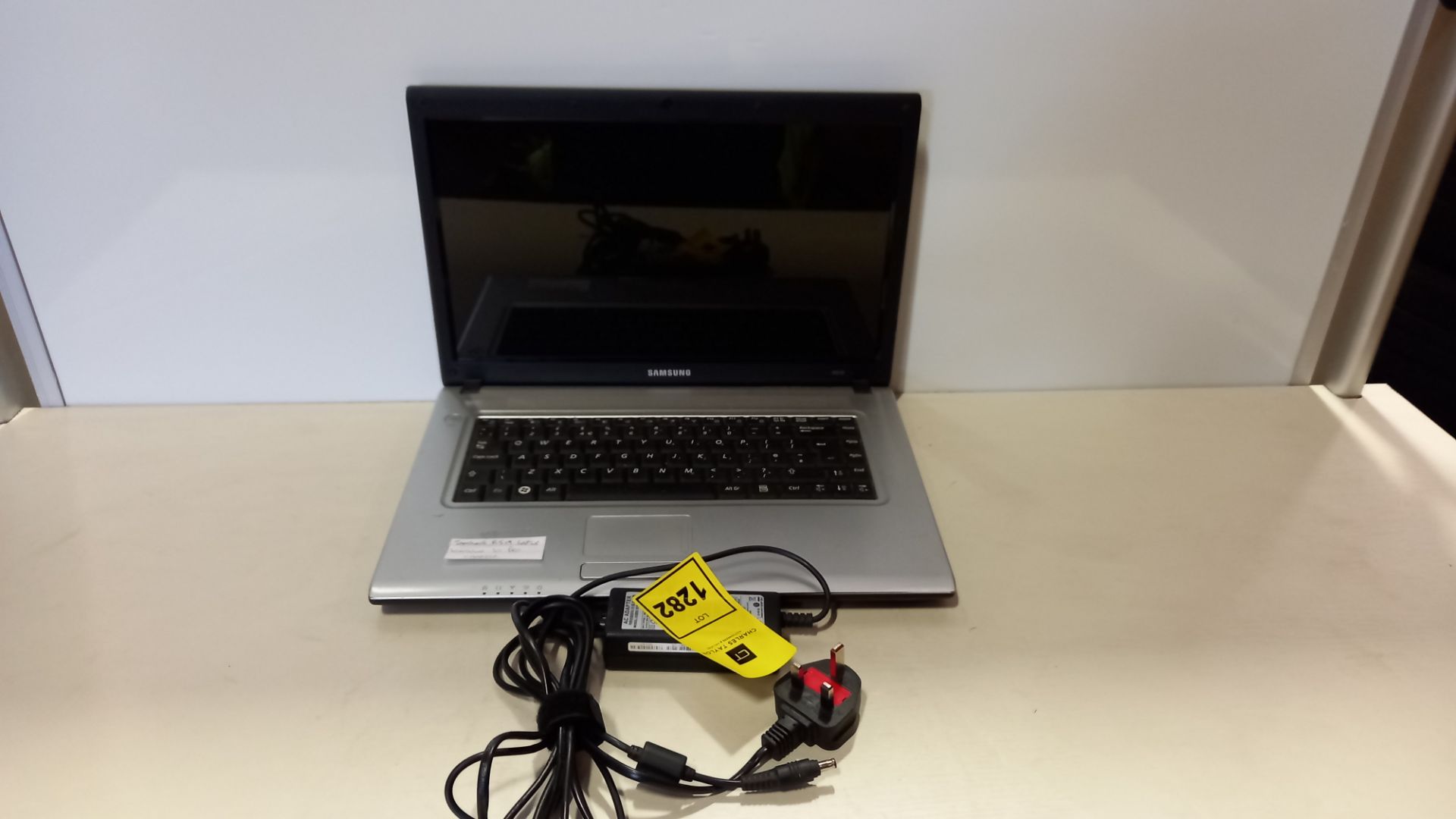 SAMSUNG R519 LAPTOP WINDOWS 10 PRO - WITH CHARGER