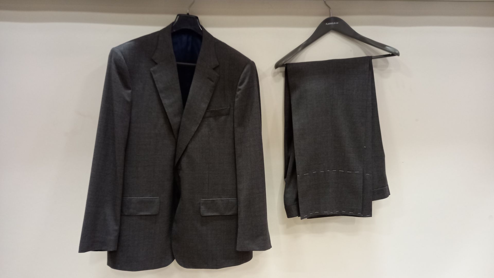 3 X BRAND NEW LUTWYCHE HAND TAILORED DARK GREY PATTERNED SUITS SIZE 42R, 48R AND 50R (PLEASE NOTE