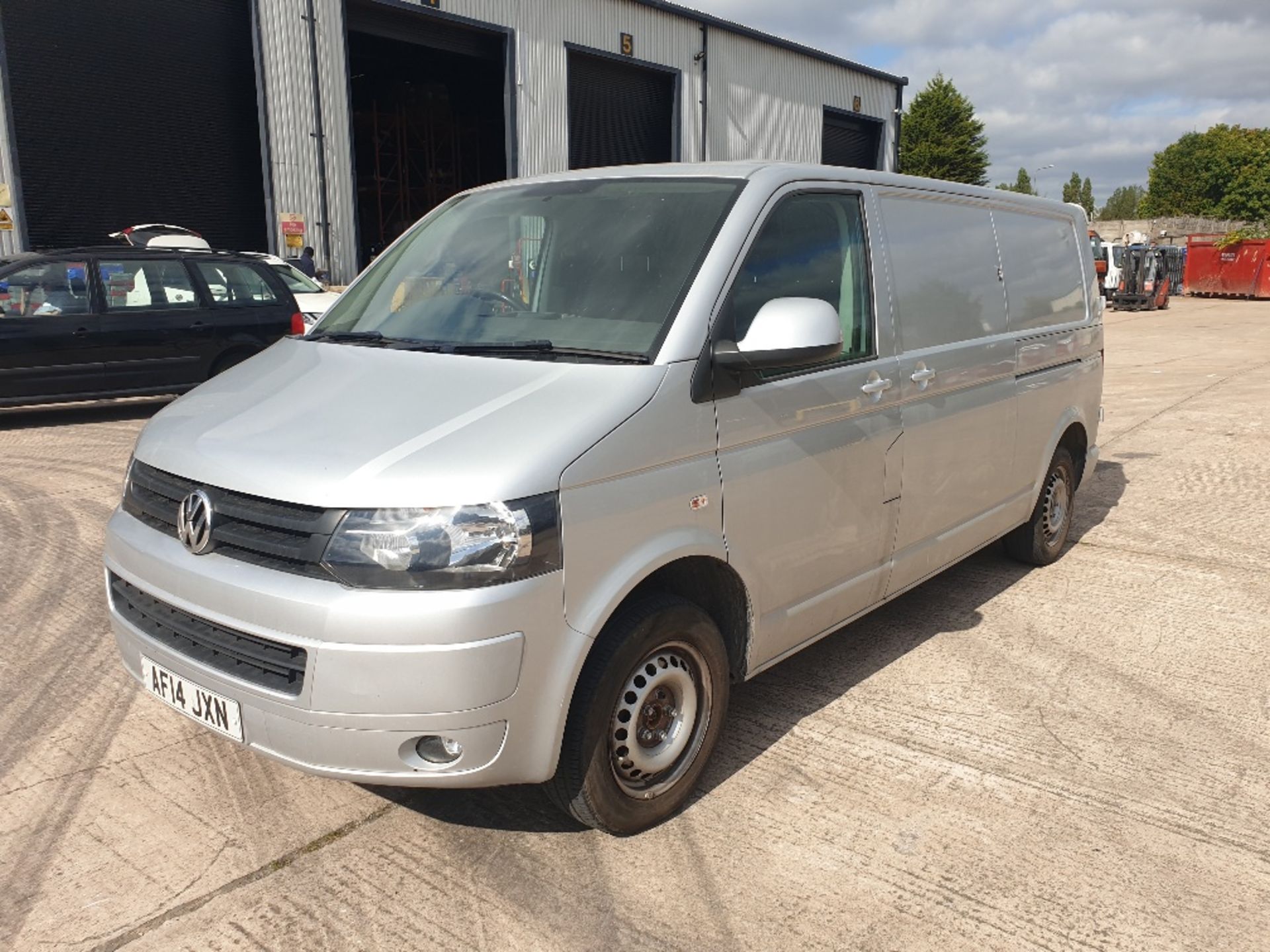 SILVER VOLKS WAGON TRANSPORTER T30 HLINE 140 TDI. ( DIESEL ) Reg : AF14 JXN Mileage : 110465 - Image 4 of 6