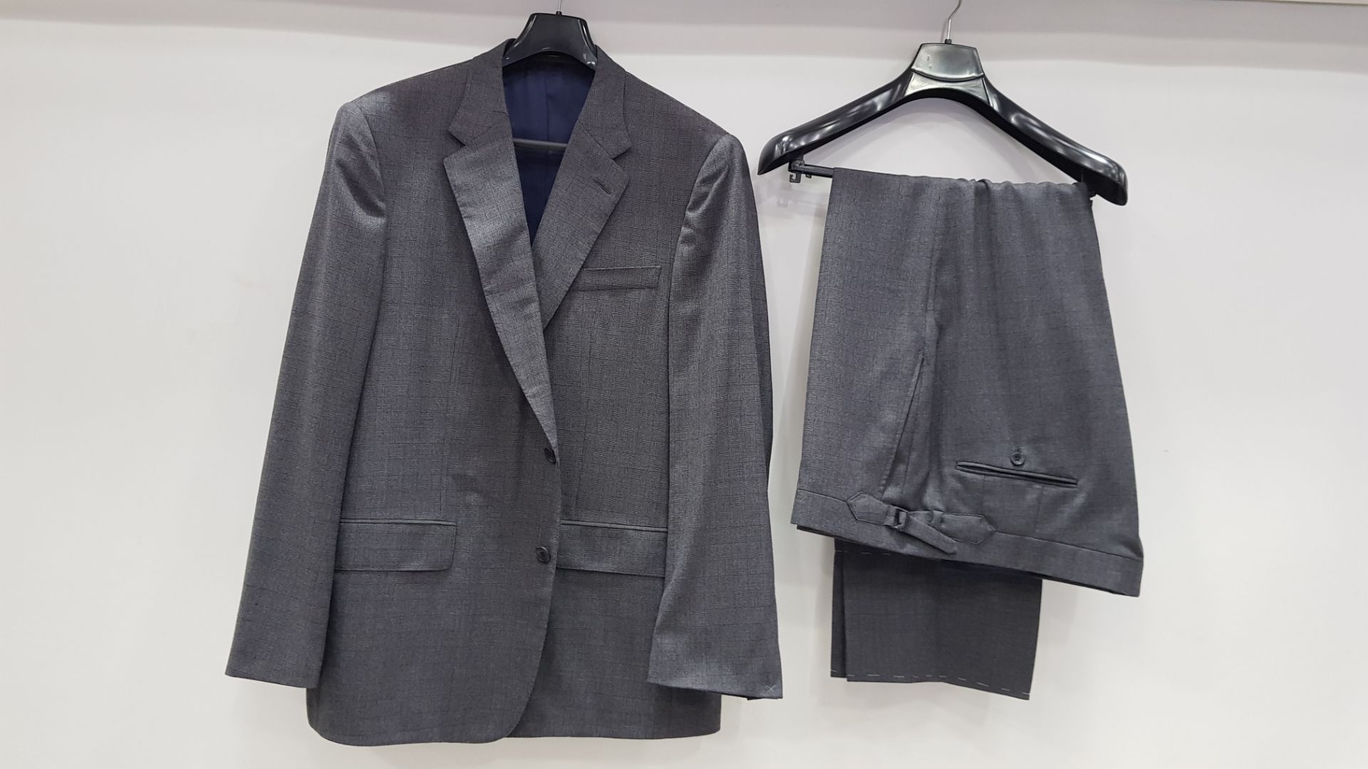 3 X BRAND NEW LUTWYCHE HAND TAILORED GREY PATTERNED SUITS (SIZES 38R,38R,50R) (PLEASE NOTE SUITS ARE