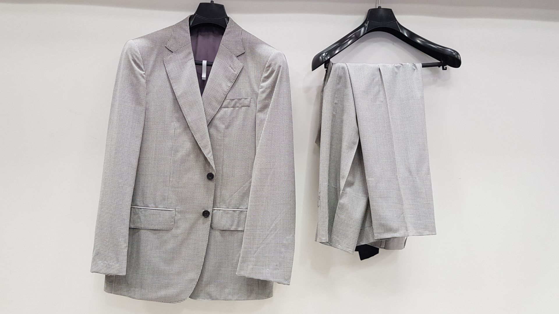 3 X BRAND NEW LUTWYCHE HAND TAILORED LIGHT GREY PATTERNED SUITS (SIZES 42R,44R) (PLEASE NOTE SUITS