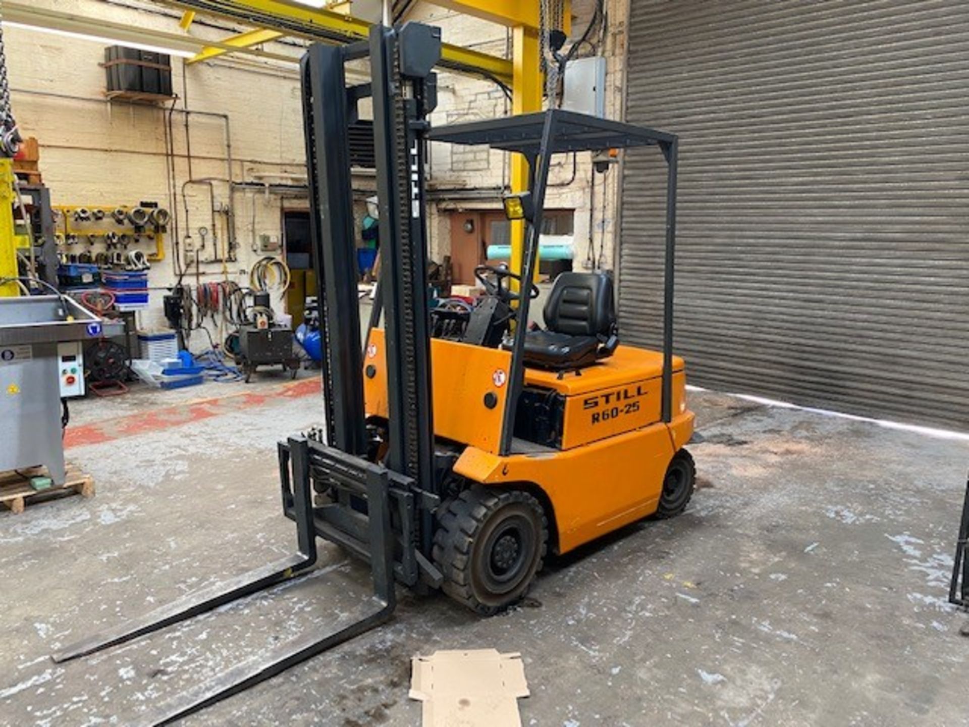 STILL R60-25 ELECTRIC FORK LIFT TRUCK AND CHARGING UNIT (NO PLATE) HOURS: 1034.4 SPECIAL NOTICE:
