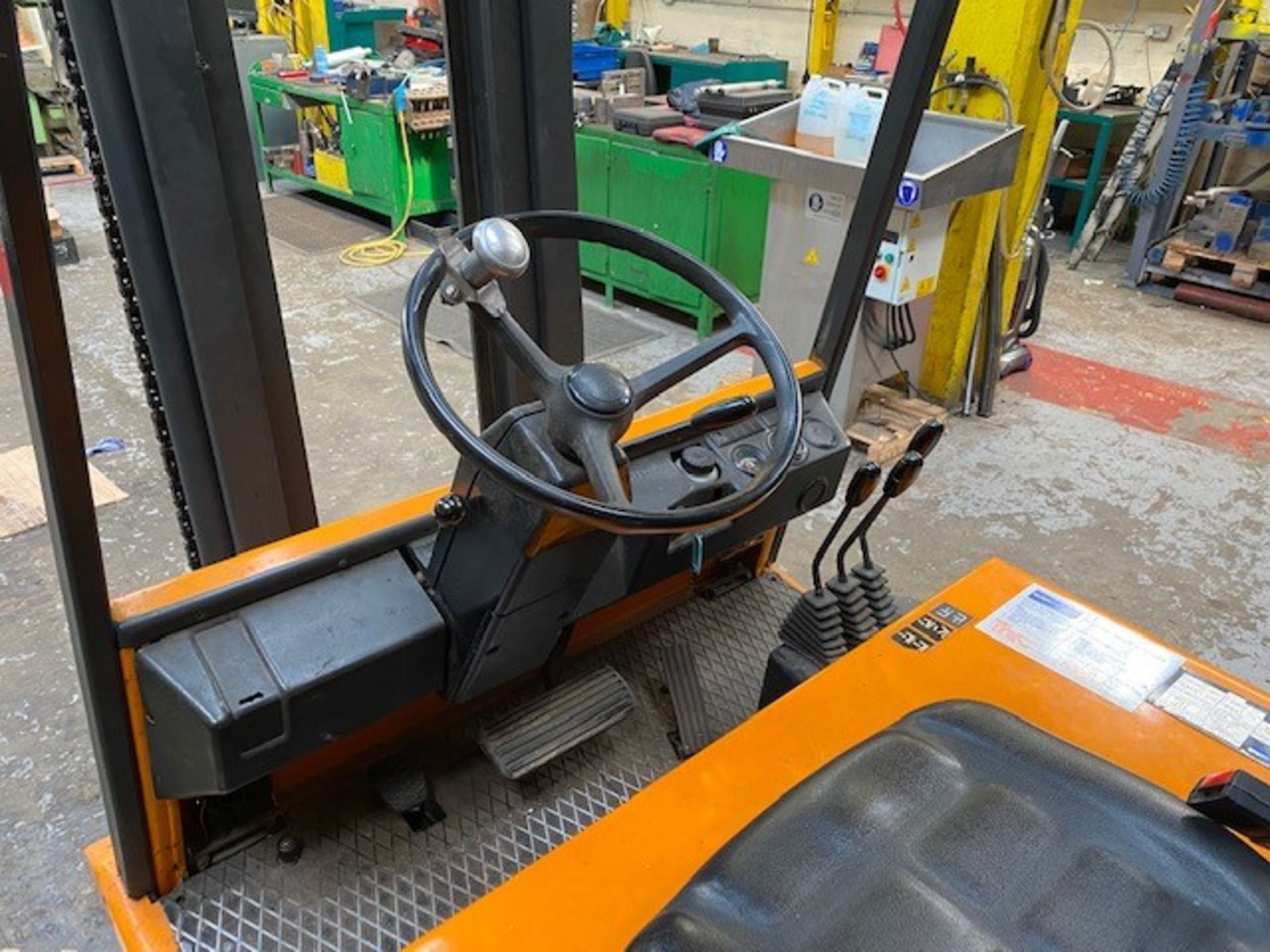 STILL R60-25 ELECTRIC FORK LIFT TRUCK AND CHARGING UNIT (NO PLATE) HOURS: 1034.4 SPECIAL NOTICE: - Image 4 of 4